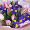 Букет с ирисами и тюльпанами "Весна"
