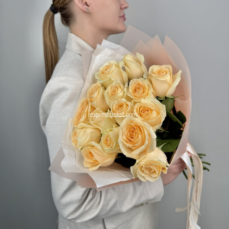 15 персиковых роз